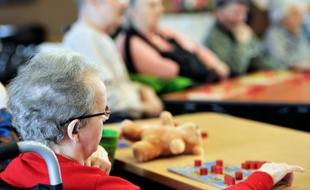 Des personnes âgées en pleine partie de jeux de société dans un EHPAD (établissement d'hébergement pour personnes agées dépendantes) à Lens.
