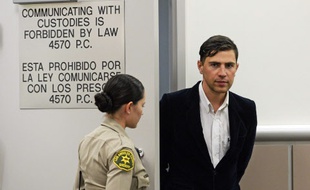 L'Ukrainien Vitalii Sediuk est présenté devant la cour supérieure de Los Angeles, le 30 mai 2014, après avoir frappé Brad Pitt lors d'une avant première.