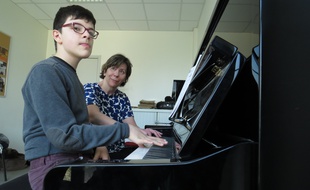 Arthur Piquemal et sa professeure de piano Anne Kablé-Lalande, lors d'u premier cours de piano pour personnes autistes, à Lille.