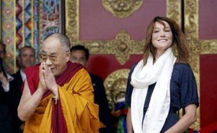 Le dalaï lama a rencontré vendredi l'épouse du chef de l'Etat français, Carla Bruni-Sarkozy, et le ministre des Affaires étrangères Bernard Kouchner, lors de l'inauguration du temple bouddhiste de Lérab Ling à Roqueredonde, sur les hauts plateaux languedociens.