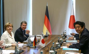 La chancelière allemande ANgela Merkel (g) et le Premier ministre japonais, Shinzo Abe (d), le 16 novembre 2015 au sommet du G20 à Antalya, en Turquie