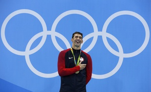 Les larmes de Michael Phelps sur la plus haute marche du podium pour la 20e fois de sa carrière aux JO, après la finale du 200m papillon, le 9 août 2016.