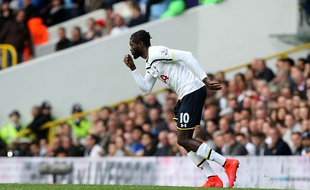 Adebayor, lors d'un match de Tottenham contre Manchester City