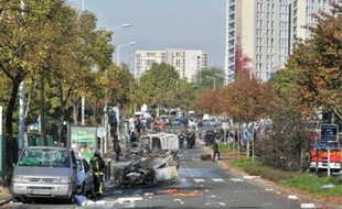 Hier, les voitures et le mobilier urbain autour du lycée Joliot-Curie ont été ravagés.