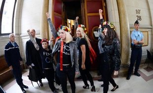 Le tribunal correctionnel de Paris a renvoyé vendredi au 19 février le procès de neuf membres du groupe féministe Femen, poursuivies pour des dégradations sur une cloche de Notre-Dame, en attendant les conclusions de l'enquête sur leur expulsion houleuse de la cathédrale.