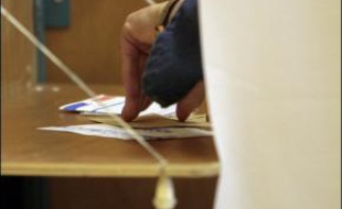 Le taux de participation au premier tour des élections législatives s'élevait à 22,56% à midi dimanche, contre 19,61% à la même heure lors du premier tour des législatives de 2002 et 31,21% au premier tour de la présidentielle, a-t-on appris auprès du ministère de l'Intérieur.