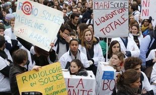 Le mouvement de grogne d'une partie des médecins libéraux et des internes, qui a provoqué la fermeture de nombreux blocs opératoires, se prolonge mardi, ravivant parfois les divisions entre le public et le privé.