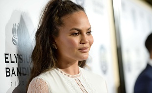 Chrissy Teigen a des vergetures? Et alors!