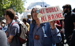 Un homme tient une pancarte "ni oubli -ni haine" lors d'une manifestation de commémoration de la mort de Clément Méric le 6 juin 2013 à Paris