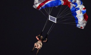 Ce fut l'image forte de la cérémonie d'ouverture des jeux Olympiques de Londres, lors de cette soirée du 27 juillet à l'humour "so british": Elizabeth II, 86 ans, sautant en parachute au-dessus du stade de Stratford.