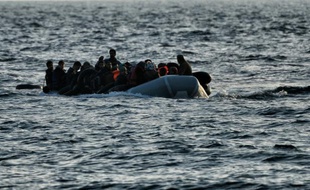 Des réfugiés et des migrants arrivent sur l'île de Lesbos par la mer Egée depuis la Turquie le 29 février 2016