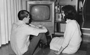Un couple regardant la télévision.