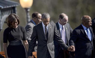 Le couple présidentiel américain prie sur le pont Edmund Pettus à Selma (Alabama), le 7 mars 2015 dans le cadre des commémorations de la marche des droits civiques