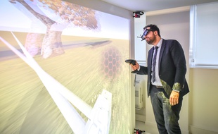 Mounir Mahjoubi a testé des dispositifs de réalité virtuelle à Bordeaux le 12 décembre 2017