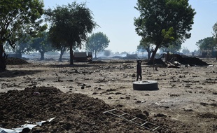Un enfant marche dans les ruines de Leer, au Soudan du Sud, en décembre 2015.