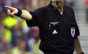 Un arbitre siffle penalty.