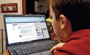 Etre présent sur Facebook permet aux parents de surveiller leurs enfants.