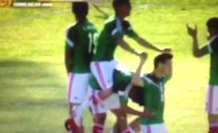 Les joueurs mexicains miment un vélo pour célébrer un but, le 10 janvier 2015.