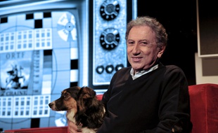 Michel Drucker et sa chienne Izia sur la scène du Zénith d'Amiens, le 12 février 2016.