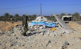 Deux roquettes ont été lancées jeudi de la bande de Gaza contre Israël, à la suite d'un raid aérien israélien visant des sites "terroristes" du territoire palestinien et des tirs de projectiles palestiniens, a indiqué l'armée israélienne.