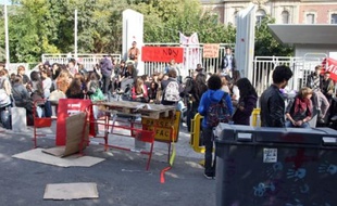 Ce matin les lycéens bloquent les lycées. L'après-midi, ils manifesteront.