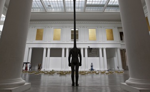 Tree, une statue de l'artiste Anthony Gormley, présentée au palais des Beaux-Arts de Lille pour l'exposition Sésostris III.