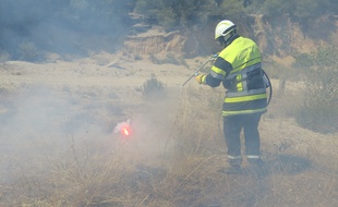Un pompier éteignant un incendie