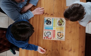 Jeu de société en famille pendant le confinement (photo d'illustration)