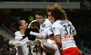 Autour de Maxwell, les Parisiens célèbrent leur victoire face à Lille, le 3 février 2015
