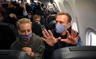 L'opposant russe Alexeï Navalny, dans l'avion pour Moscou.