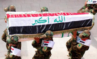 Le cercueil d'un combattant irakien est transporté à Najaf le 25 mars 2014