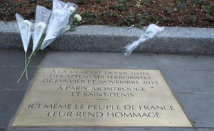 Une plaque commémorative dévoilée, le 10 janvier 2016, place de la République à Paris par François Hollande en mémoire des victimes des attentats de janvier et novembre 2015