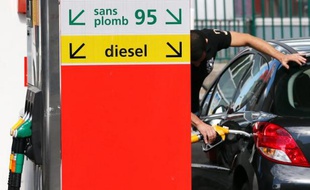 La consommation française de carburants a continué de reculer en 2013, mais dans une moindre ampleur que l'année précédente grâce à la stabilité des prix à la pompe, a annoncé mercredi l'Union française des industries pétrolières (Ufip).