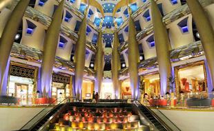 Ouvert en 1999 après seulement cinq années de travaux, le Burj Al-Arab ne possède pas de chambres mais 202 suites en duplex dont la plus petite fait 196 m2.
