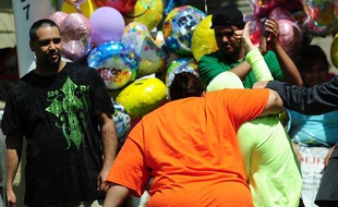 Gina DeJesus lève le pouce en rejoignant sa demeure familiale dix ans après son rapt, le mercredi 8 mai 2013 à Cleveland (Ohio, Etats-Unis).