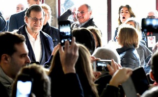 Le Premier ministre espagnol conservateur Mariano Rajoy (G), le 20 décembre 2015 à Madrid