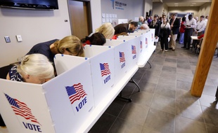 Illustration d'isoloirs dans les bureaux de vote américains.