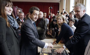 Le président et candidat UMP Nicolas Sarkozy, accompagné de son épouse Carla, a voté à Paris dans le XVIe arrondissement, dimanche à 11H50, pour le second tour de l'élection présidentielle.