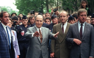 François Mitterrand, accompagné du ministre des Affaires étrangères Hubert, le 14 mai 1990 à Paris.