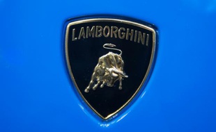 Le logo de la marque automobile Lamborghini sur un modèle Huracan , lors du 66e salon de l'automobile de Francfort, le 14 septembre 2015.