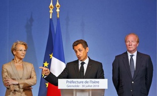 Nicolas Sarkozy (au centre) entouré de Michèle Alliot-Marie et de Brice Hortefeux, lors de son discours de Grenoble, le 30 juillet.