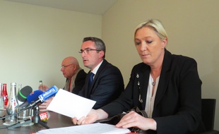 Marine Le Pen en campagne a Marseille.