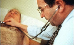 Médecins âgés, mal répartis géographiquement, avec des jeunes praticiens délaissant la pratique libérale et les zones rurales: les chiffres de la démographie médicale dressent à nouveau un bilan préoccupant pour le système de soins à la française.