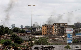 Fumée s'élevant au-dessus de Williamsville, à Abidjian, après des combats entre les forces de sécurité ivoiriennes de Laurent Gbagbo et les partisans d'Alassane Outtara, le 15 mars 2011