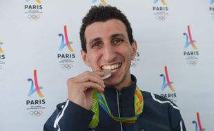 Le boxeur Sofiane Oumiha à Paris, le 23 août 2016, avec sa médaille d'argent obtenue aux Jeux olympiques de Rio.