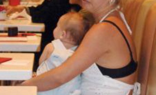 Très vite, les tabloïds américains mettent en cause sa façon de s'occuper de son enfant. Jugée irresponsable, Britney multiplie les comportements dangereux sous les objectifs des paparazzi.