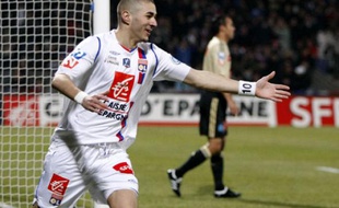 Olympique Lyon's Karim Benzema celebrates after scoring against Olympique Marseille during their French Cup soccer match at the Gerland stadium in Lyon January 28, 2009. REUTERS/Robert Pratta (FRANCE)