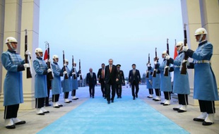 Image fournie par le service de presse présidentiel turc du président Erdogan, le 16 février 2016, lors d'une visite de la mosquée du peuple de Bestepe, à Ankara