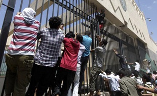 Le 13 septembre 2012, des manifestants ont attaqué l'ambassade américaine à Sanaa, au Yémen.