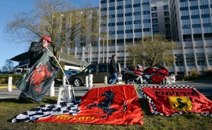 Le plus grand champion de l'histoire de la F1, l'Allemand Michael Schumacher, toujours entre la vie et la mort a passé sa deuxième nuit à l'hôpital de Grenoble, après une chute à ski dimanche dans laquelle il s'est grièvement blessé à la tête.